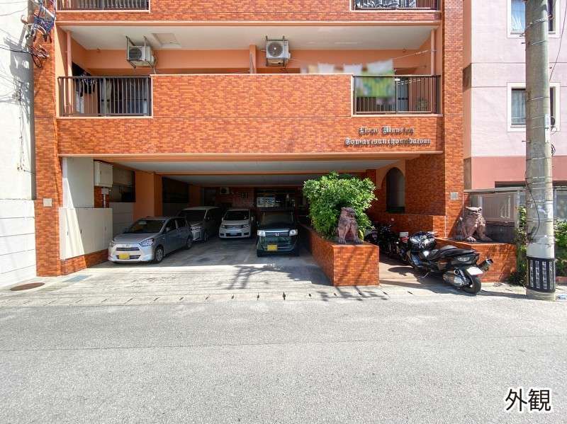 Renovated Top-Floor Apartment with Rooftop Balcony in Naha, Okinawa - Thumbnail 3
