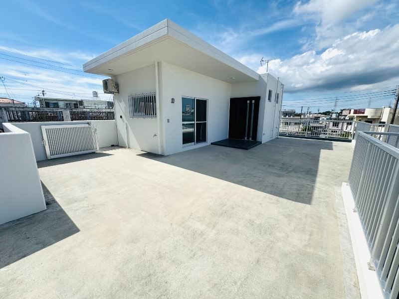 3LDK RC House in Okinawa City with Large Lot and Parking - Thumbnail 2