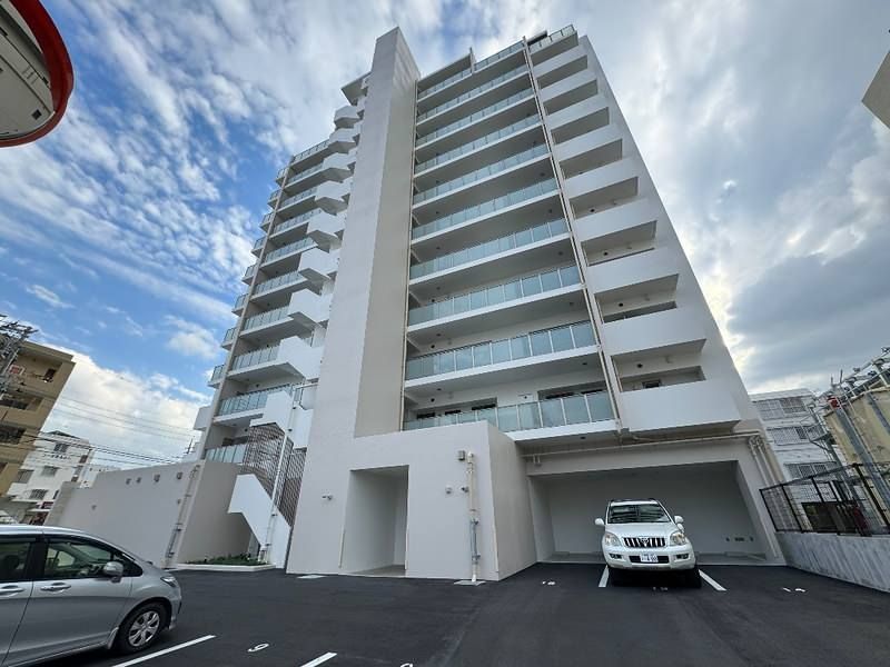 Modern 2LDK Apartment for Rent in Naha, Okinawa - Near Omoromachi Station - Thumbnail 2