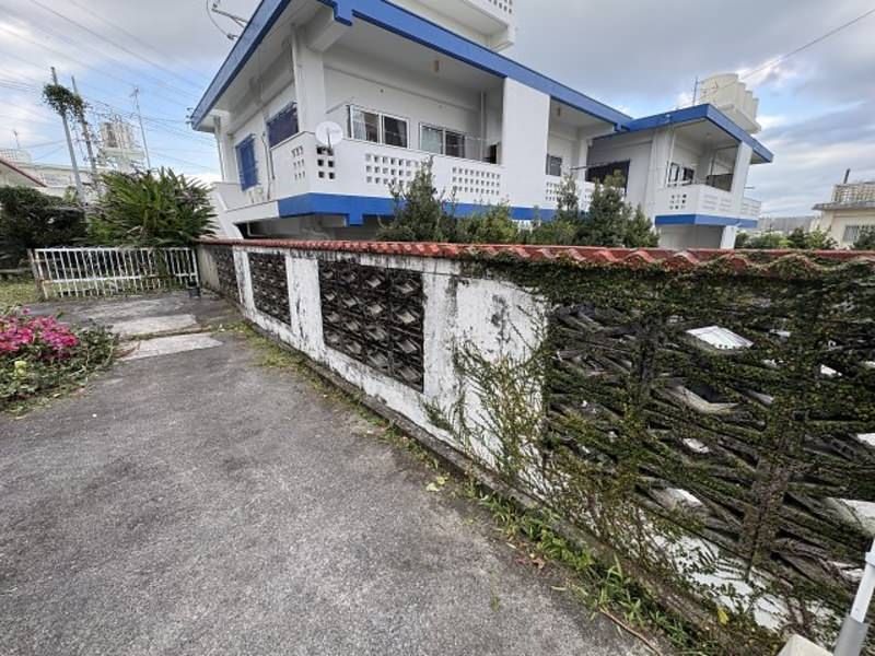 5LDK House for Sale with 5-Car Parking in Okinawa City - Thumbnail 4
