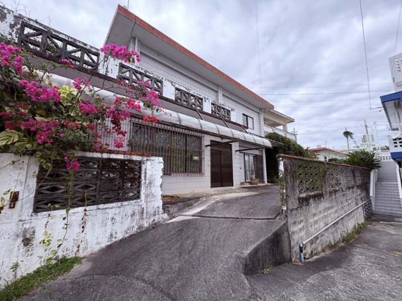 5LDK House for Sale with 5-Car Parking in Okinawa City - Thumbnail 2