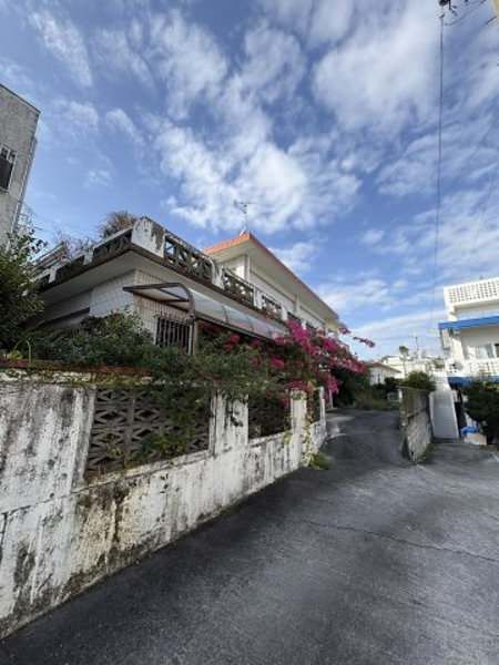 5LDK House for Sale with 5-Car Parking in Okinawa City - Thumbnail 3