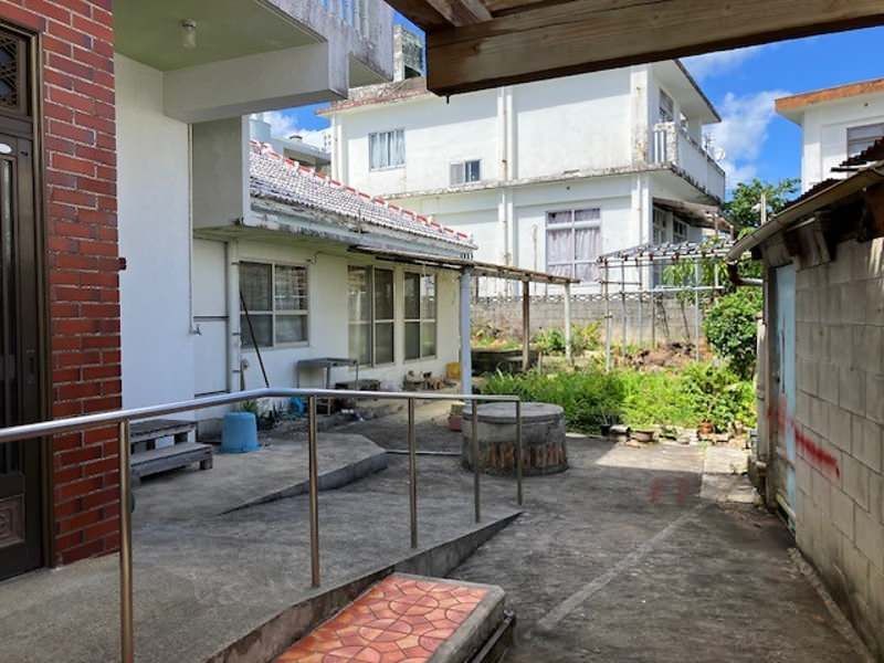 Spacious 3LDK RC House on Large Lot in Yonabaru, Okinawa - Thumbnail 4