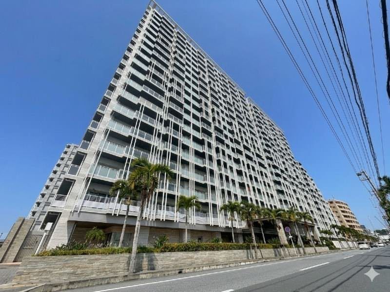 Luxury 3LDK Apartment with Ocean Views in Chatan, Okinawa - Thumbnail 2