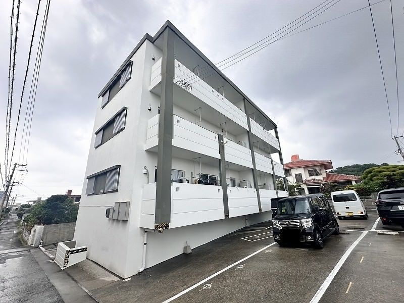 Modern 1K Apartment for Rent in Tomigusuku, Okinawa - Image 1