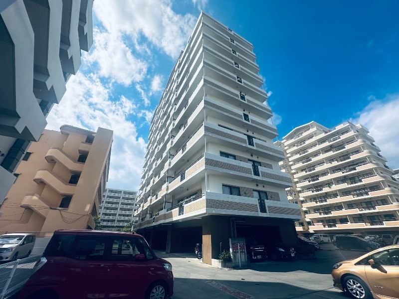 Refurbished 3LDK Apartment in Naha, Okinawa with Walk-in Closet - Thumbnail 2