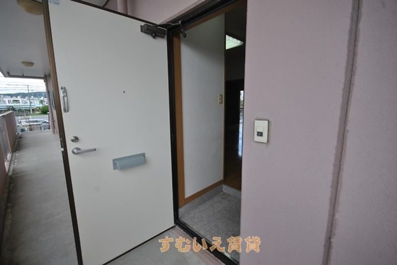 Seaside View 2DK Apartment for Rent in Uruma City, Okinawa - Thumbnail 4