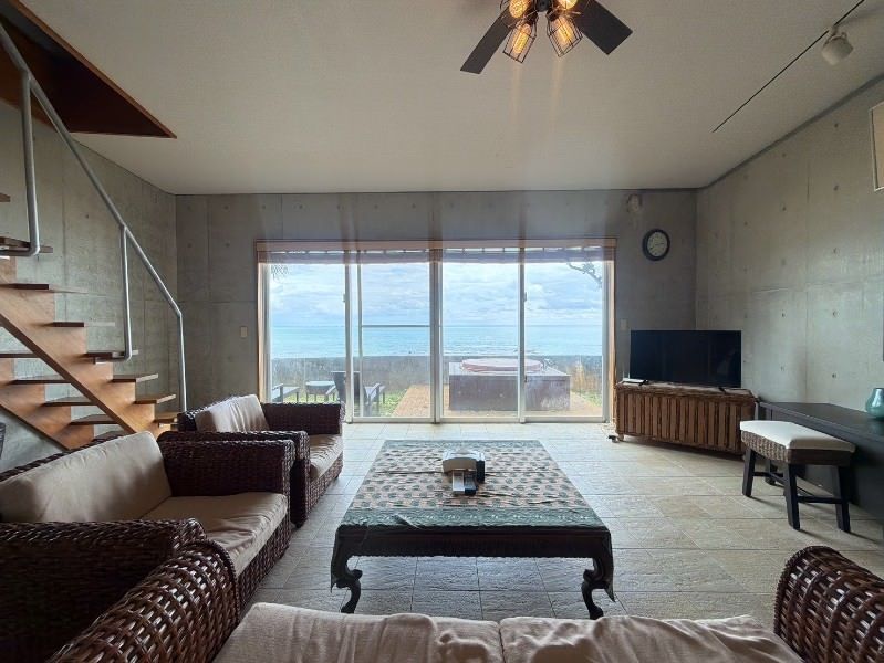 Oceanfront 4LDK House in Ginowan Village, Okinawa for Sale - Thumbnail 2