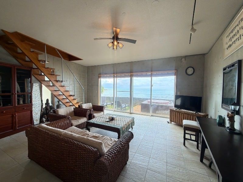 Oceanfront 4LDK House in Ginowan Village, Okinawa for Sale - Thumbnail 4