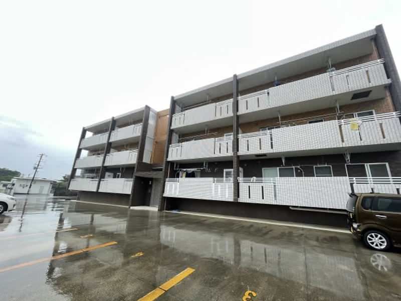 2LDK Apartment for Rent in Yaese Town, Okinawa with Free Parking - Thumbnail 2