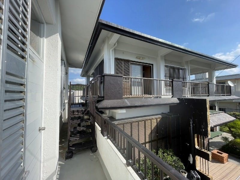 Ocean View 2LDK House with Detached Studio for Rent in Itoman - Thumbnail 2