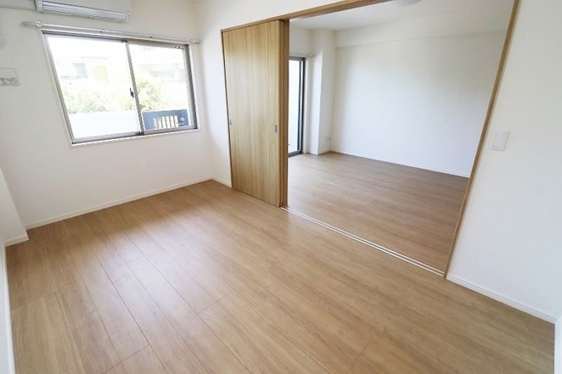 Modern 1LDK Apartment for Rent in Okinawa City with Free Internet - Thumbnail 4