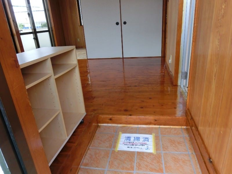 2DK Apartment for Rent in Okinawa City Higashi with Free Parking - Thumbnail 2