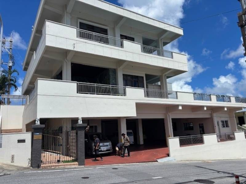 Shop-Attached 6LDK House with Ocean View in Okinawa City - Thumbnail 2