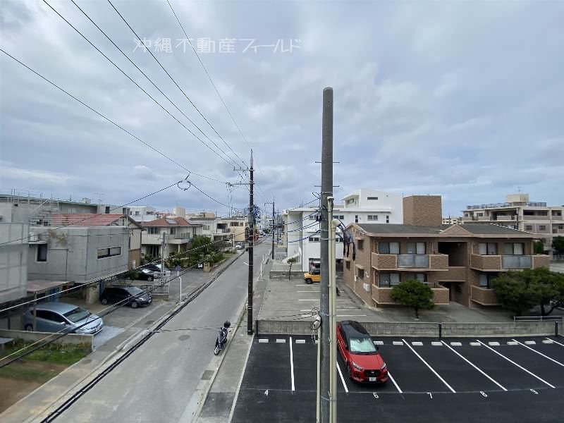 Modern 2LDK Apartment for Rent in Naha's Makabaru, Okinawa - Thumbnail 4