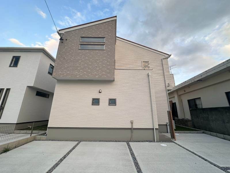 New 4LDK House with Garden & 4 Car Parks in Uruma, Okinawa - Thumbnail 2