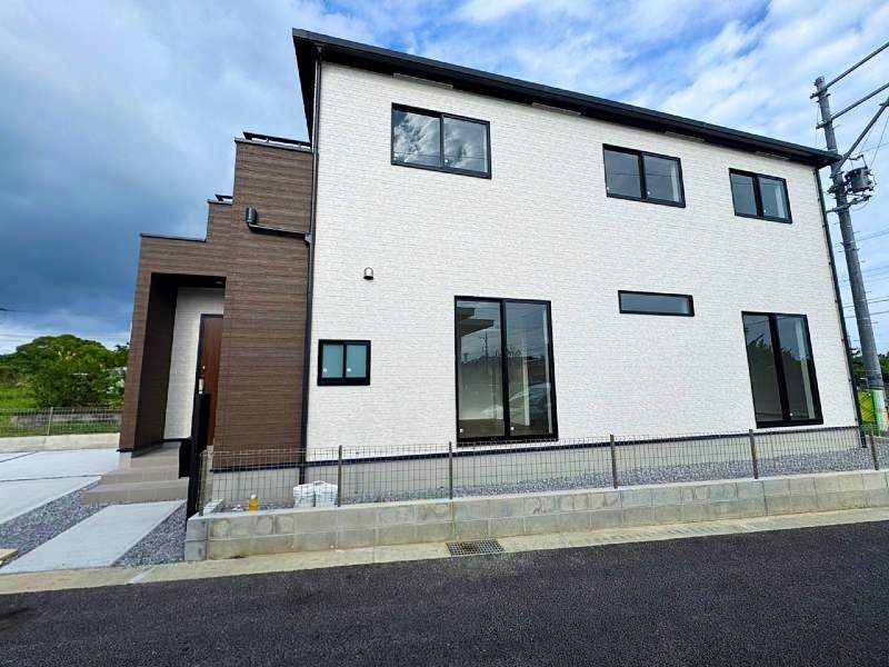 New 4LDK ZEH House in Uruma City, Okinawa with Walk-in Closets - Thumbnail 3