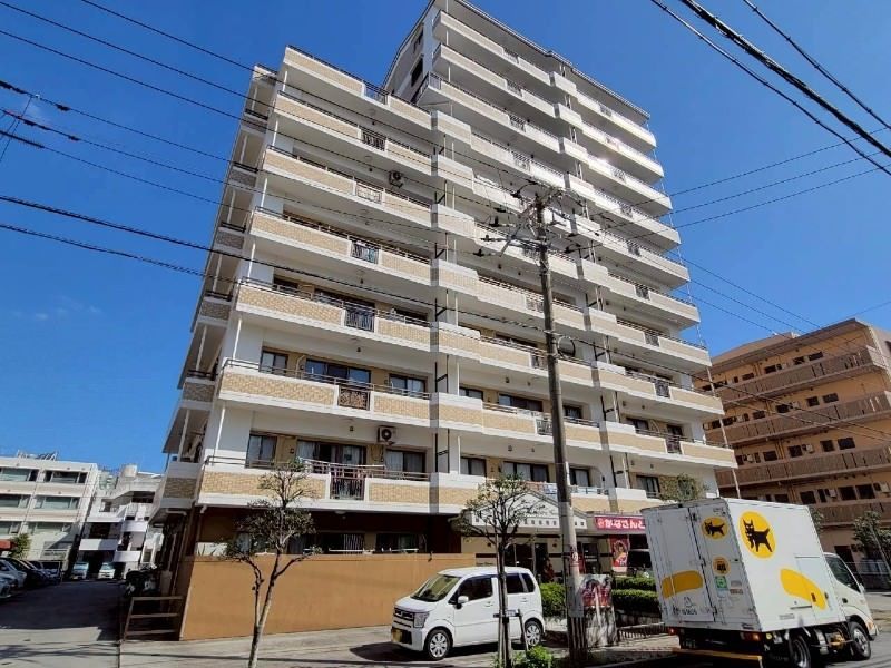 Renovated 3LDK Corner Apartment with 2 Free Parking in Naha - Thumbnail 2
