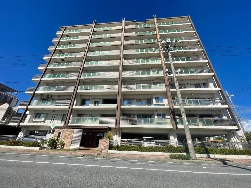 Top-Floor 2LDK Condo with Rooftop Terrace in Okinawa City - Thumbnail 3