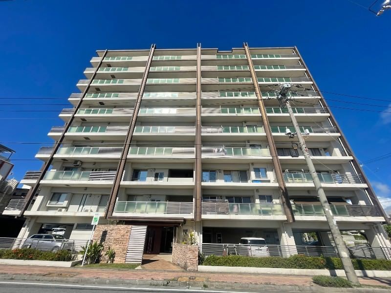 Top-Floor 2LDK Condo with Rooftop Terrace in Okinawa City - Thumbnail 2