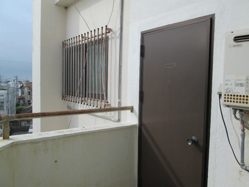 2DK Apartment for Rent in Kubota, Okinawa City | 45,000 Yen - Thumbnail 2