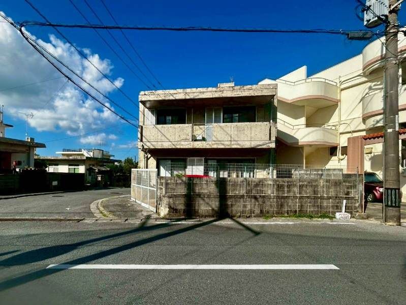 4LDK Reinforced Concrete Family Home in Okinawa City - Thumbnail 2