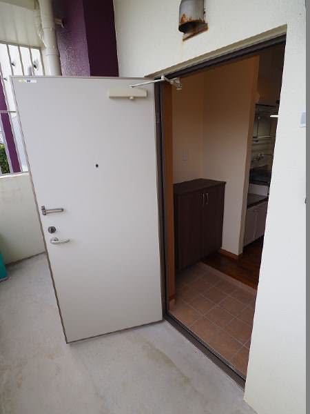 Maison Kiyuna 2K Apartment for Rent in Okinawa City - Thumbnail 3