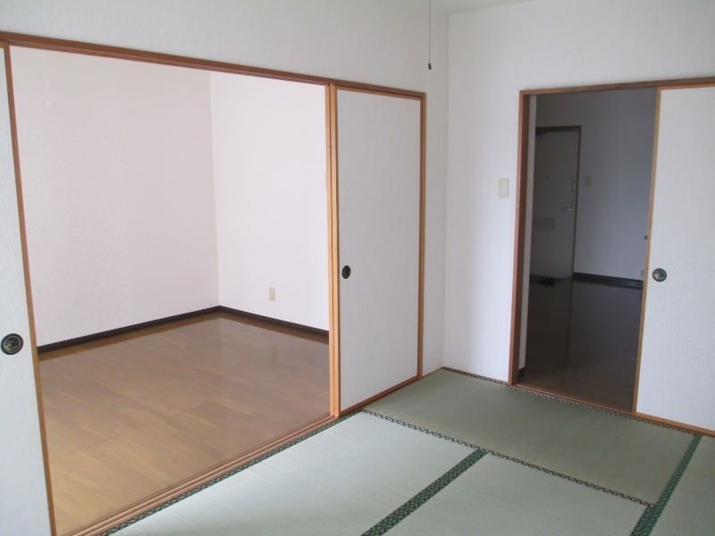 3DK Apartment for Rent in Yonabaru, Okinawa | 48 sqm - Thumbnail 4
