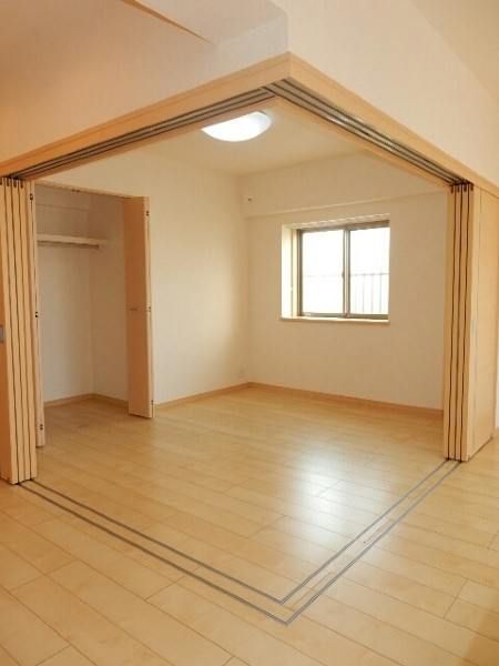 2LDK Apartment for Rent in Okinawa City with Free Internet - Thumbnail 4