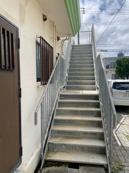 Refurbished 6LDK House with Rooftop Workspace in Okinawa City - Thumbnail 2
