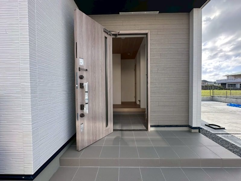 New 4LDK House with Walk-in Closets in Uruma, Okinawa - Thumbnail 3