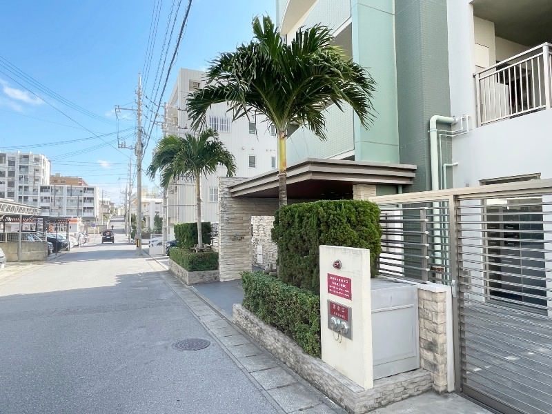 3LDK Apartment for Sale near Omoromachi Station, Naha - Image 1