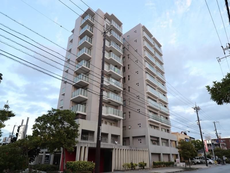Mio Biento Shin Toshin Sky Court 2LDK Top Floor Apartment Naha - Thumbnail 2