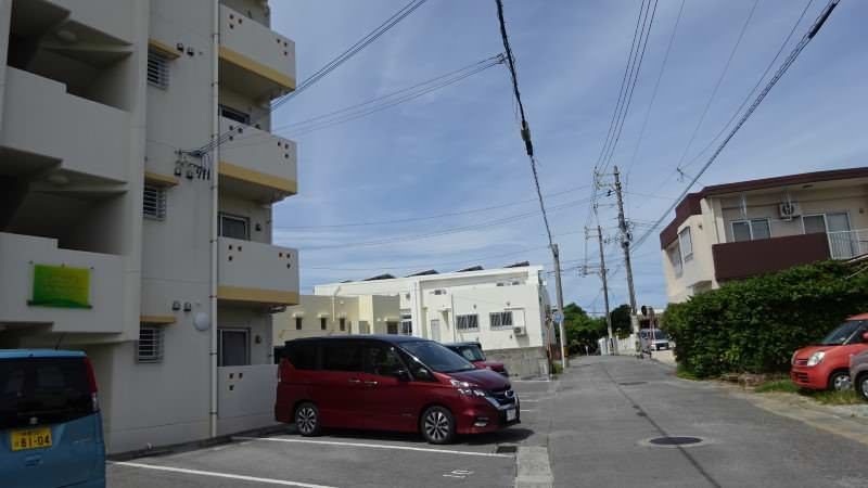 2DK Apartment with Garden & Free Parking in Okinawa City - Thumbnail 3
