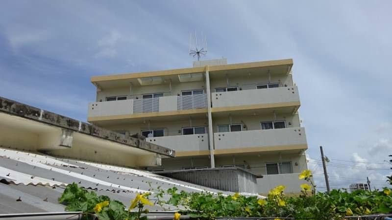 2DK Apartment with Garden & Free Parking in Okinawa City - Thumbnail 2