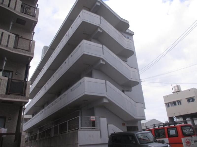 2DK Apartment for Rent in Ginowan, Okinawa | 46 sqm, Near Route 330 - Thumbnail 2