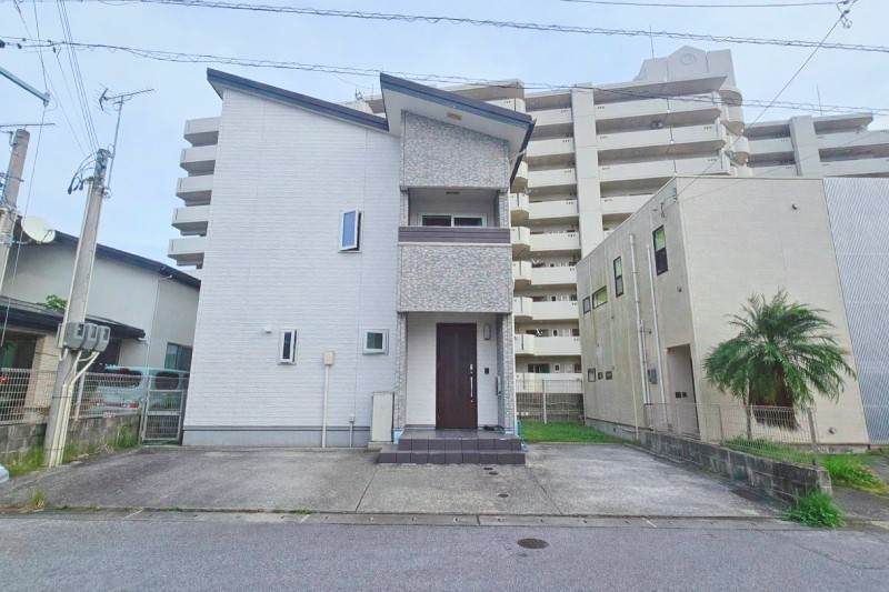 3LDK House with Garden and Loft in Okinawa City - Thumbnail 2