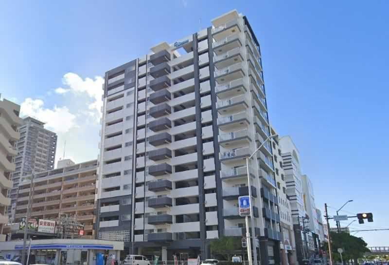 Presence Lodge Omoromachi Rêve 4LDK Condo with Sea Views in Naha - Image 1
