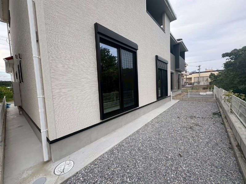 New 4LDK House for Sale in Uruma, Okinawa with Tile Roof - Thumbnail 2