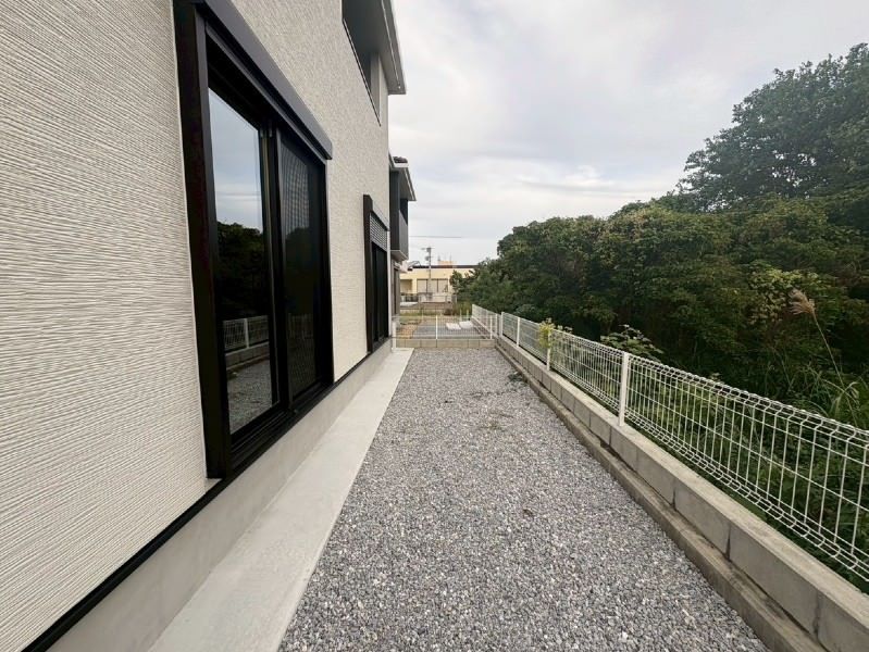 New 4LDK House for Sale in Uruma, Okinawa with Tile Roof - Thumbnail 3