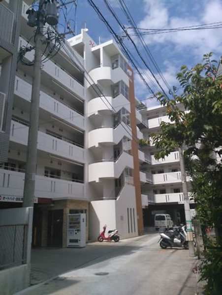 1K Apartment for Rent near Makishi Station, Naha, Okinawa - Thumbnail 2