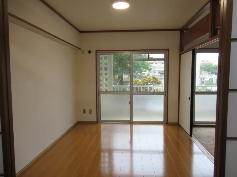 2DK Apartment for Rent in Urasoe Shiroma, Okinawa - 51,000 JPY - Thumbnail 2
