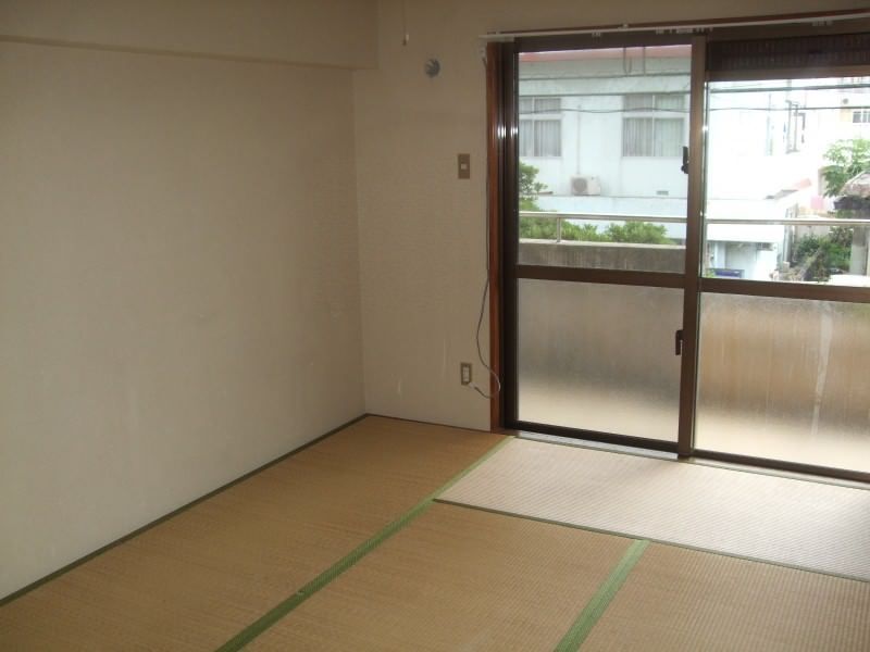 3LDK Rental Apartment in Urasoe, Okinawa - Corner Unit - Thumbnail 2
