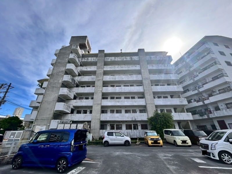Maison S&K Yogi B Building 3LDK Condo for Sale in Okinawa City - Image 1