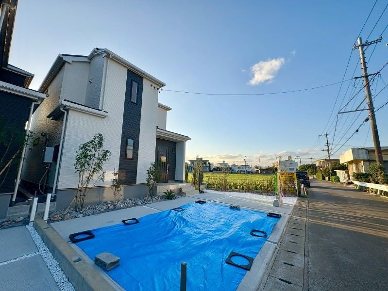 New 2025 4LDK House with 4 Car Parking in Uruma City, Okinawa - Thumbnail 2