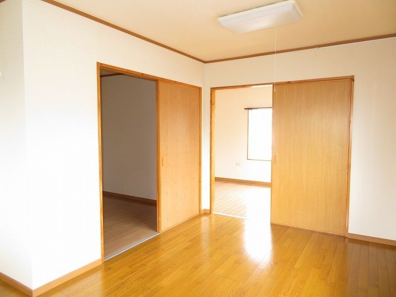 2DK Apartment for Rent in Uruma City, Okinawa with Free Parking - Thumbnail 4