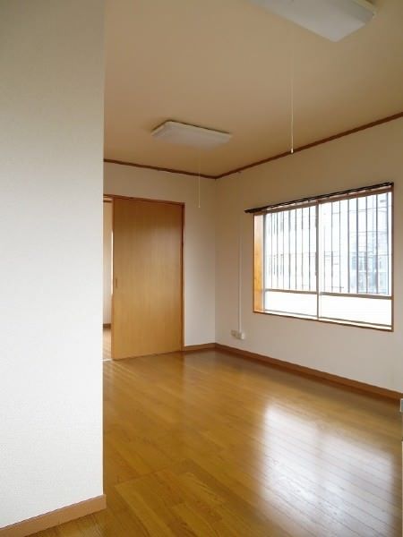 2DK Apartment for Rent in Uruma City, Okinawa with Free Parking - Thumbnail 2