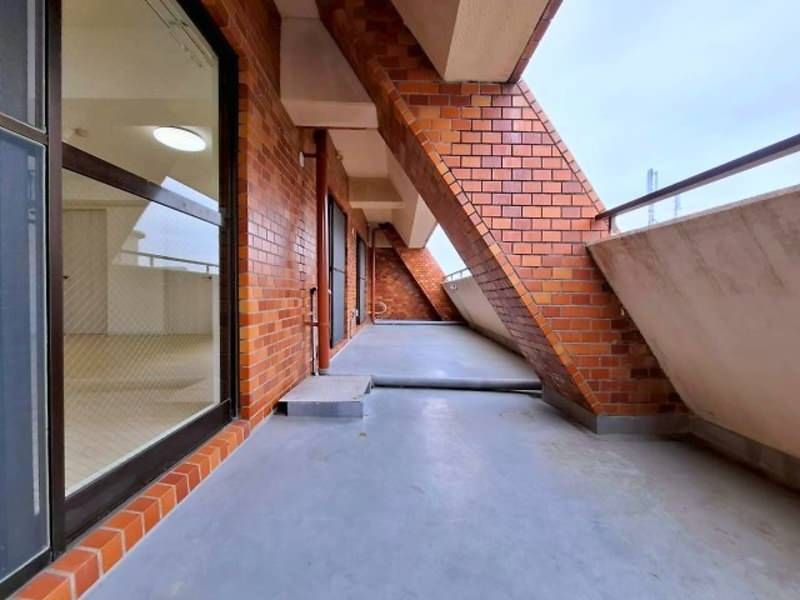 Renovated 2LDK Corner Apartment in Naha, Okinawa with Auto-Lock - Thumbnail 2