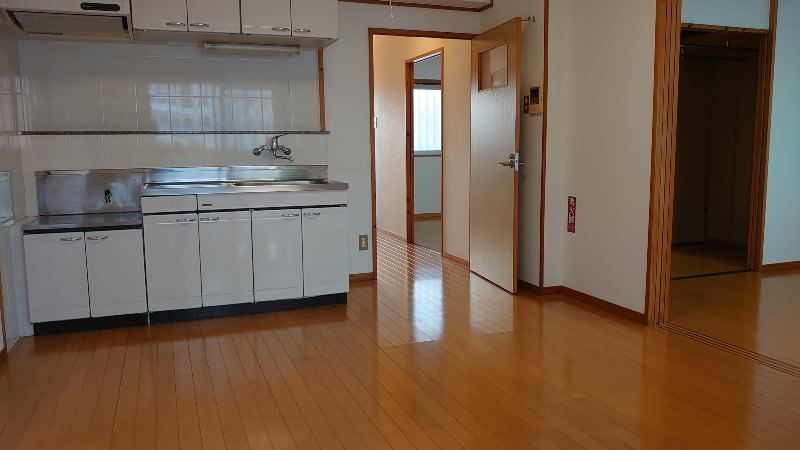 2LDK Apartment for Rent in Toyosaki, Tomigusuku, Okinawa - Thumbnail 3