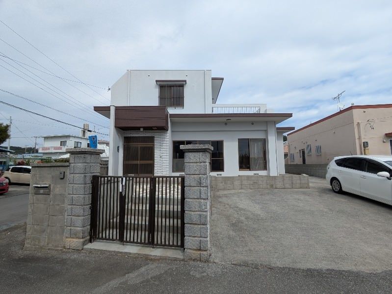 5LDK House with Roof Balcony in Uruma, Okinawa for Sale - Thumbnail 2